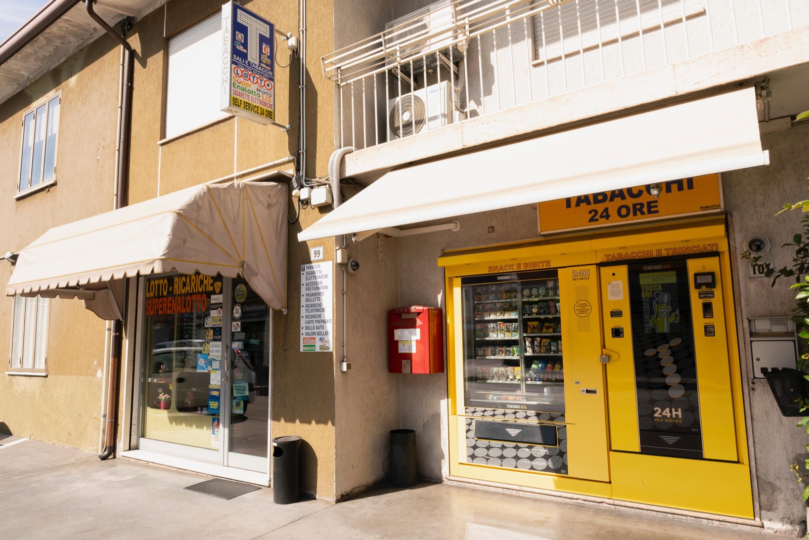 Facciata del negozio e distributore self-service